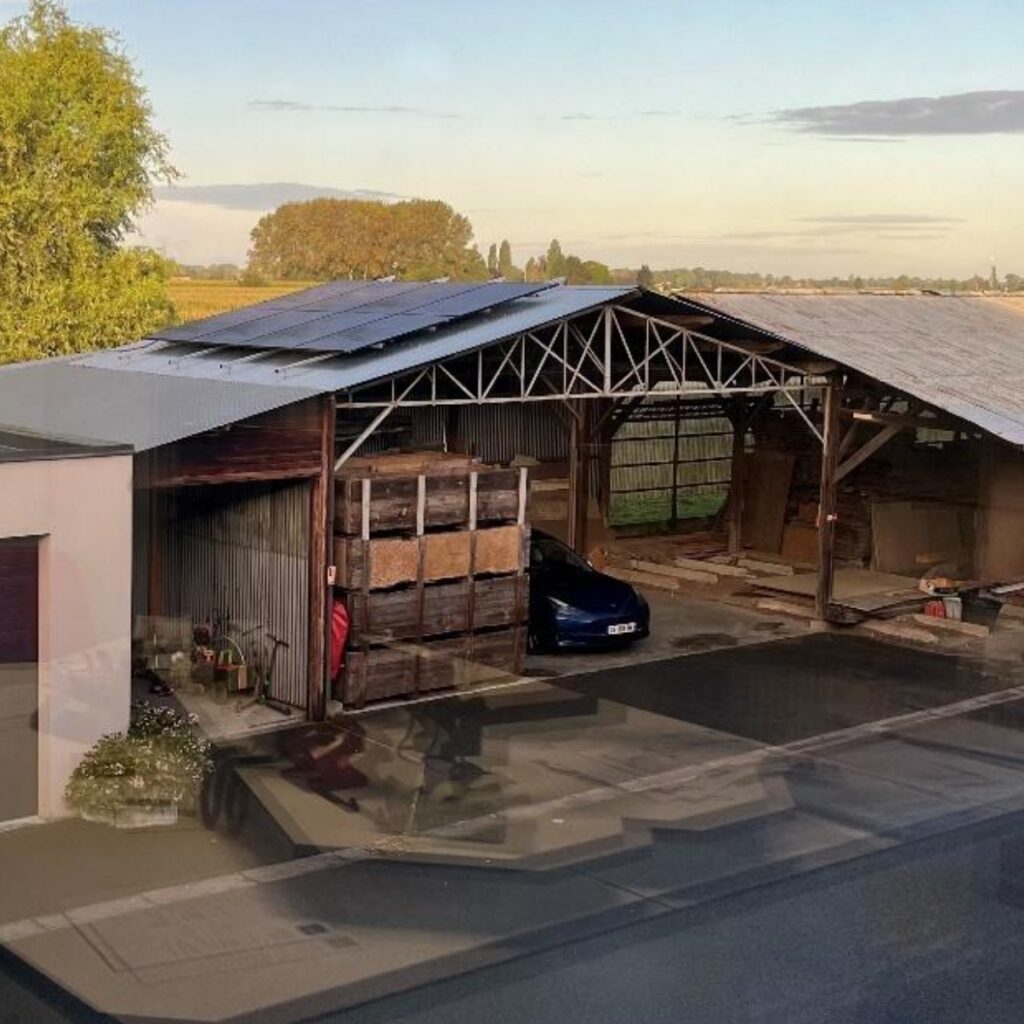 Installation de panneaux solaires sur le toit de la menuiserie Coupet à Fleurbaix