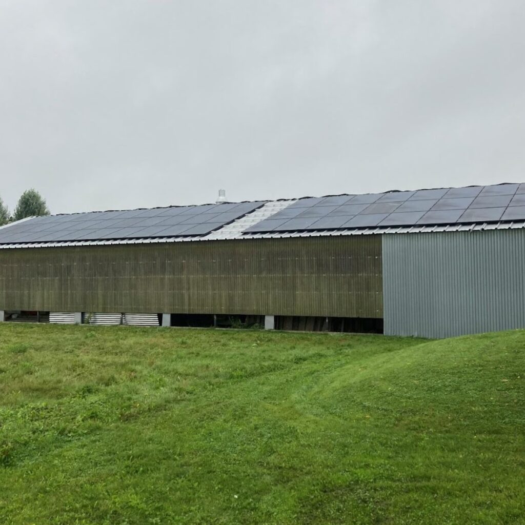 Installation de panneaux solaires sur un toit de la menuiserie Coupet à Fleurbaix