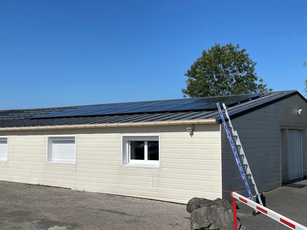 Installation de panneaux solaires sur le toit d'une entreprise industrielle de Winnezeele