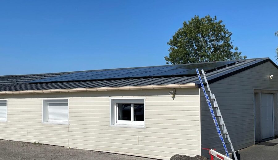 Installation de panneaux solaires sur le toit d'une entreprise industrielle de Winnezeele