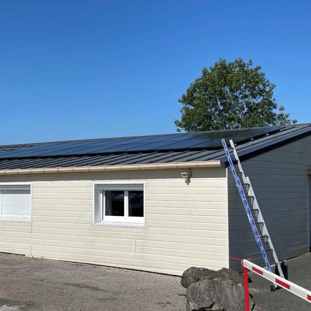 Installation de panneaux solaires sur le toit d'une entreprise industrielle de Winnezeele