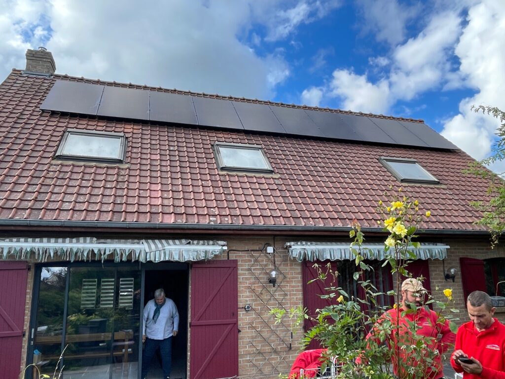 Panneaux solaires installés sur une maison de Noyelles-Godault