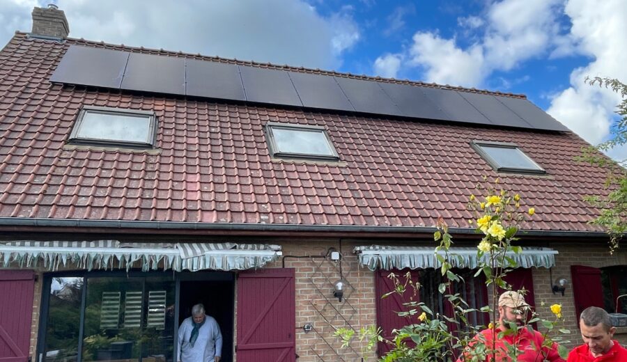 Panneaux solaires installés sur une maison de Noyelles-Godault