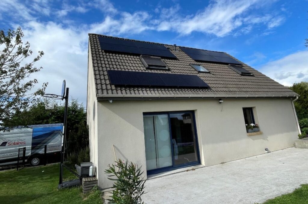 Panneaux solaires installés sur le toit d'une maison à Ostricourt