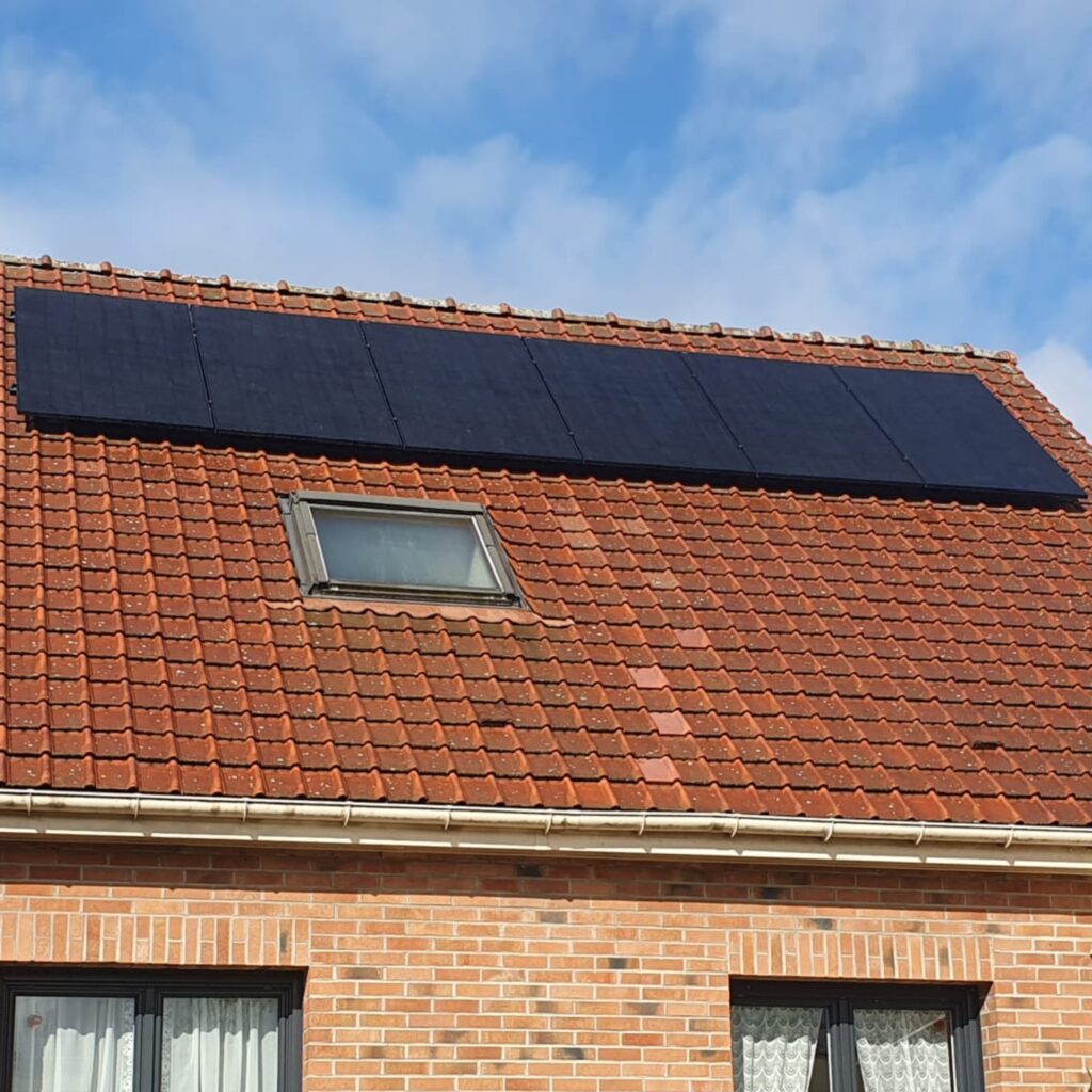 Panneaux solaires installées sur une maison familiale de Fouquières-lès-Lens